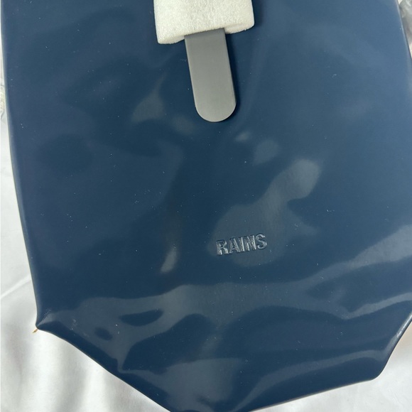 NWOT Rains Bucket Bag Backpack in Ink Patent Blue with Shine RARE COLOR Unisex - Picture 4 of 6